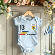 Cargar imagen en el visor de la galería, 2024 Fussball EM Rumänien - Personalisierter Baby-Onesie/ Strampler, Trikot mit anpassbarem Namen und Trikotnummer, 100% Bio-Baumwolle Baby Body
