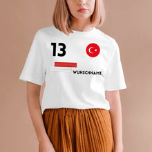 Cargar imagen en el visor de la galería, Fußball EM 2024 Türkei Trikot - Personalisiertes T-Shirt für türkische Fußball-Fans (100% Baumwolle, Unisex)
