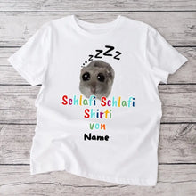 Cargar imagen en el visor de la galería, Schlafi Shlafi Shirti Hamster Meme - Personalisiertes T-Shirt (100% Baumwolle, Unisex)
