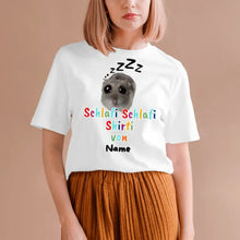 Cargar imagen en el visor de la galería, Schlafi Shlafi Shirti Hamster Meme - Personalisiertes T-Shirt (100% Baumwolle, Unisex)
