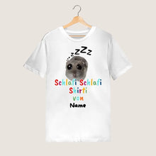 Cargar imagen en el visor de la galería, Schlafi Shlafi Shirti Hamster Meme - Personalisiertes T-Shirt (100% Baumwolle, Unisex)
