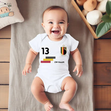 Cargar imagen en el visor de la galería, 2024 Euro België voetbalshirt - Gepersonaliseerd babyrompertje met naam en rugnummer, 100% biologisch katoen
