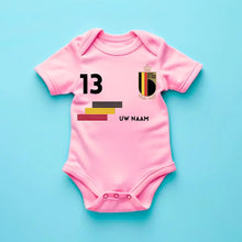 Cargar imagen en el visor de la galería, 2024 Euro België voetbalshirt - Gepersonaliseerd babyrompertje met naam en rugnummer, 100% biologisch katoen
