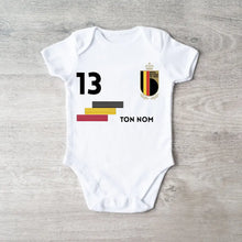 Cargar imagen en el visor de la galería, 2024 Maillot de foot Euro Belgique - Body bébé personnalisé avec prénom et numéro de maillot personnalisables, 100% coton bio
