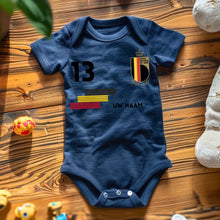 Cargar imagen en el visor de la galería, 2024 Euro België voetbalshirt - Gepersonaliseerd babyrompertje met naam en rugnummer, 100% biologisch katoen
