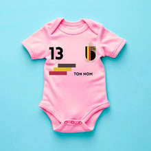 Cargar imagen en el visor de la galería, 2024 Maillot de foot Euro Belgique - Body bébé personnalisé avec prénom et numéro de maillot personnalisables, 100% coton bio
