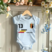 Cargar imagen en el visor de la galería, 2024 Maillot de foot Euro Belgique - Body bébé personnalisé avec prénom et numéro de maillot personnalisables, 100% coton bio
