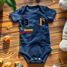 Cargar imagen en el visor de la galería, 2024 Maillot de foot Euro Belgique - Body bébé personnalisé avec prénom et numéro de maillot personnalisables, 100% coton bio
