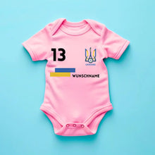 Cargar imagen en el visor de la galería, 2024 Fussball EM Ukraine - Personalisierter Baby-Onesie/ Strampler, Trikot mit anpassbarem Namen und Trikotnummer, 100% Bio-Baumwolle Baby Body
