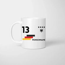 Cargar imagen en el visor de la galería, EM 2024 Trikot-Tasse - Personalisierte Tasse zur Fußball-EM, Wunschnummer und Name, individuelle Tasse Fan Tasse Deutschland
