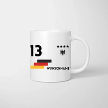 Cargar imagen en el visor de la galería, EM 2024 Trikot-Tasse - Personalisierte Tasse zur Fußball-EM, Wunschnummer und Name, individuelle Tasse Fan Tasse Deutschland
