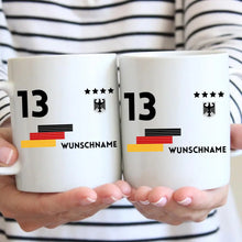 Cargar imagen en el visor de la galería, EM 2024 Trikot-Tasse - Personalisierte Tasse zur Fußball-EM, Wunschnummer und Name, individuelle Tasse Fan Tasse Deutschland
