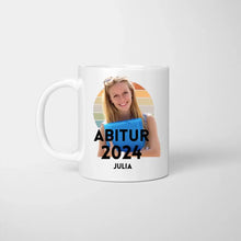 Cargar imagen en el visor de la galería, Abschluss Foto Tasse 2024 - Eigenes Bild hochladen, Personalisierte Tasse Abitur, Studium, Bachelor, Master, Ausbildung, Realschule, Examen
