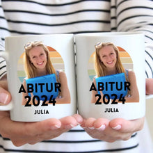 Cargar imagen en el visor de la galería, Abschluss Foto Tasse 2024 - Eigenes Bild hochladen, Personalisierte Tasse Abitur, Studium, Bachelor, Master, Ausbildung, Realschule, Examen
