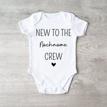 Cargar imagen en el visor de la galería, New to the Family Crew - Personalisierter Baby-Onesie/ Strampler, 100% Bio-Baumwolle
