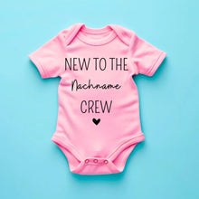 Cargar imagen en el visor de la galería, New to the Family Crew - Personalisierter Baby-Onesie/ Strampler, 100% Bio-Baumwolle
