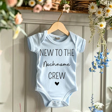 Cargar imagen en el visor de la galería, New to the Family Crew - Personalisierter Baby-Onesie/ Strampler, 100% Bio-Baumwolle
