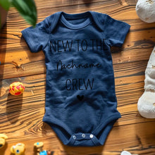 Cargar imagen en el visor de la galería, New to the Family Crew - Personalisierter Baby-Onesie/ Strampler, 100% Bio-Baumwolle
