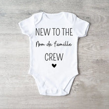 Cargar imagen en el visor de la galería, New to the family crew nom de famille - Onesie/dorsal bébé personnalisé, body 100% coton bio
