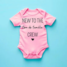 Cargar imagen en el visor de la galería, New to the family crew nom de famille - Onesie/dorsal bébé personnalisé, body 100% coton bio
