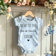 Cargar imagen en el visor de la galería, New to the family crew nom de famille - Onesie/dorsal bébé personnalisé, body 100% coton bio
