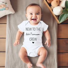 Cargar imagen en el visor de la galería, New to the family crew achternaam - Gepersonaliseerde baby onesie, baby body 100% biologisch katoen
