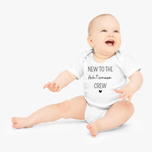 Cargar imagen en el visor de la galería, New to the family crew achternaam - Gepersonaliseerde baby onesie, baby body 100% biologisch katoen
