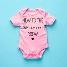 Cargar imagen en el visor de la galería, New to the family crew achternaam - Gepersonaliseerde baby onesie, baby body 100% biologisch katoen
