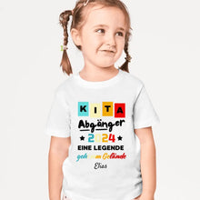 Cargar imagen en el visor de la galería, Kita Abgänger 2024, Eine Legende geht vom Gelände - Personalisiertes T-Shirt Kinder, Schüler, Einschulung (100% Baumwolle)
