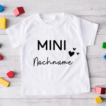 Cargar imagen en el visor de la galería, Mini-Nachname - Personalisiertes Baby-T-Shirt, 100% Bio-Baumwolle
