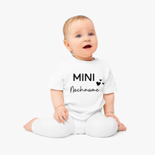 Cargar imagen en el visor de la galería, Mini-Nachname - Personalisiertes Baby-T-Shirt, 100% Bio-Baumwolle
