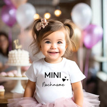 Cargar imagen en el visor de la galería, Mini-Nachname - Personalisiertes Baby-T-Shirt, 100% Bio-Baumwolle
