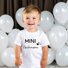 Cargar imagen en el visor de la galería, Mini-Nachname - Personalisiertes Baby-T-Shirt, 100% Bio-Baumwolle
