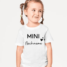 Cargar imagen en el visor de la galería, Mini-Nachname - Personalisiertes Baby-T-Shirt, 100% Bio-Baumwolle
