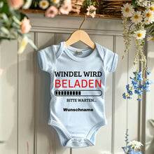 Cargar imagen en el visor de la galería, Windel wird beladen - Personalisierter Baby-Onesie/ Strampler, 100% Bio-Baumwolle
