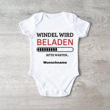 Cargar imagen en el visor de la galería, Windel wird beladen - Personalisierter Baby-Onesie/ Strampler, 100% Bio-Baumwolle
