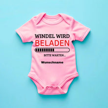 Cargar imagen en el visor de la galería, Windel wird beladen - Personalisierter Baby-Onesie/ Strampler, 100% Bio-Baumwolle
