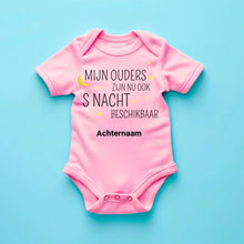 Cargar imagen en el visor de la galería, MIJN OUDERS ZIJN NU OOK S NACHT BESCHIKBAAR - Gepersonaliseerde baby onesie, baby body 100% biologisch katoen
