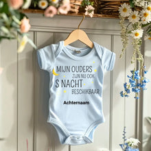 Cargar imagen en el visor de la galería, MIJN OUDERS ZIJN NU OOK S NACHT BESCHIKBAAR - Gepersonaliseerde baby onesie, baby body 100% biologisch katoen
