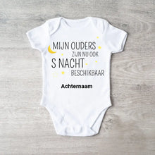 Cargar imagen en el visor de la galería, MIJN OUDERS ZIJN NU OOK S NACHT BESCHIKBAAR - Gepersonaliseerde baby onesie, baby body 100% biologisch katoen
