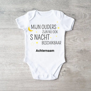 MIJN OUDERS ZIJN NU OOK S NACHT BESCHIKBAAR - Gepersonaliseerde baby onesie, baby body 100% biologisch katoen