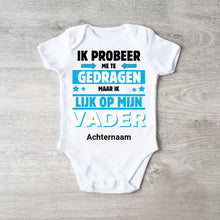 Cargar imagen en el visor de la galería, IK PROBEER ME TE GEDRAGEN PAPA - Gepersonaliseerde baby onesie, baby body 100% biologisch katoen
