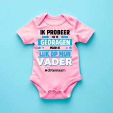 Cargar imagen en el visor de la galería, IK PROBEER ME TE GEDRAGEN PAPA - Gepersonaliseerde baby onesie, baby body 100% biologisch katoen
