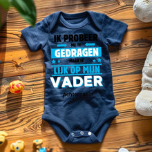 Cargar imagen en el visor de la galería, IK PROBEER ME TE GEDRAGEN PAPA - Gepersonaliseerde baby onesie, baby body 100% biologisch katoen
