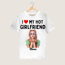 Cargar imagen en el visor de la galería, I love my hot girlfriend - Personalisiertes Foto T-Shirt (100% Baumwolle, Unisex)
