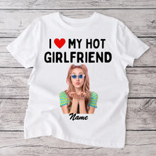 Cargar imagen en el visor de la galería, I love my hot girlfriend - Personalisiertes Foto T-Shirt (100% Baumwolle, Unisex)
