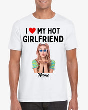 Cargar imagen en el visor de la galería, I love my hot girlfriend - Personalisiertes Foto T-Shirt (100% Baumwolle, Unisex)
