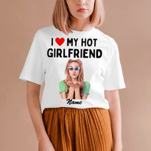 Cargar imagen en el visor de la galería, I love my hot girlfriend - Personalisiertes Foto T-Shirt (100% Baumwolle, Unisex)
