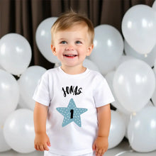 Cargar imagen en el visor de la galería, Baby T-Shirt Geburtstag - Personalisiertes Kleinkind-Shirt, 100% Bio-Baumwolle, Jahreszahl &amp; Name
