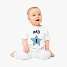 Cargar imagen en el visor de la galería, Baby T-Shirt Geburtstag - Personalisiertes Kleinkind-Shirt, 100% Bio-Baumwolle, Jahreszahl &amp; Name
